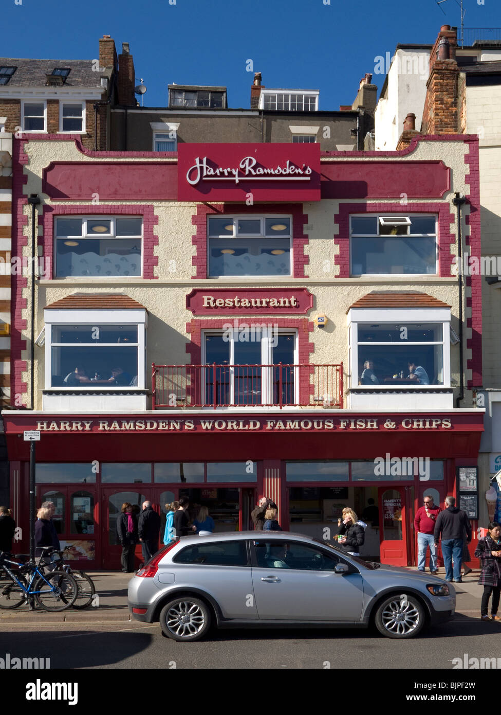 Eine Franchise von "Harry Ramsden" bekannten Fish and Chips shop Scarborough, Großbritannien Stockfoto