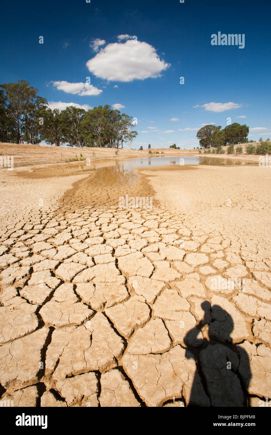 Einer landwirtschaftlichen Bewässerung Loch auf einer Farm in der Nähe von Shepperton, Victoria, Australien, getrocknet fast aufgrund der Dürre. Stockfoto