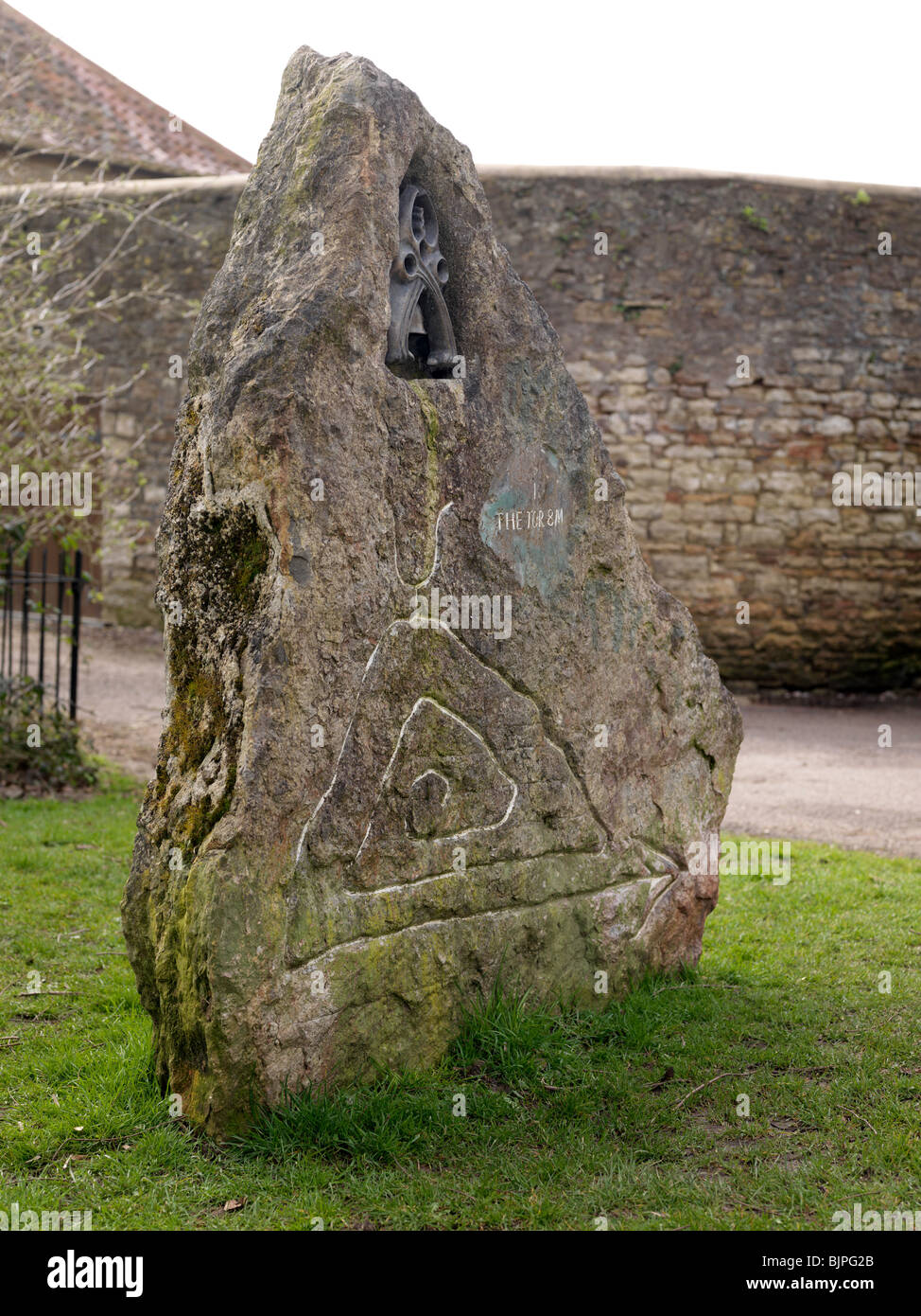 Sustrans Marker Carved Stone im Bishop's Palace Wells Somerset Stockfoto