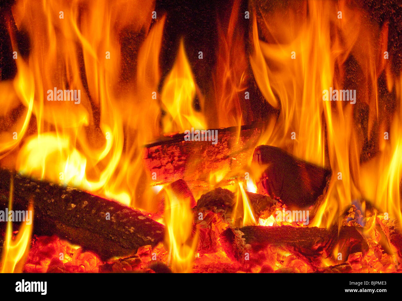 Einem lodernden Kaminfeuer im Holzofen Ofen Stockfoto