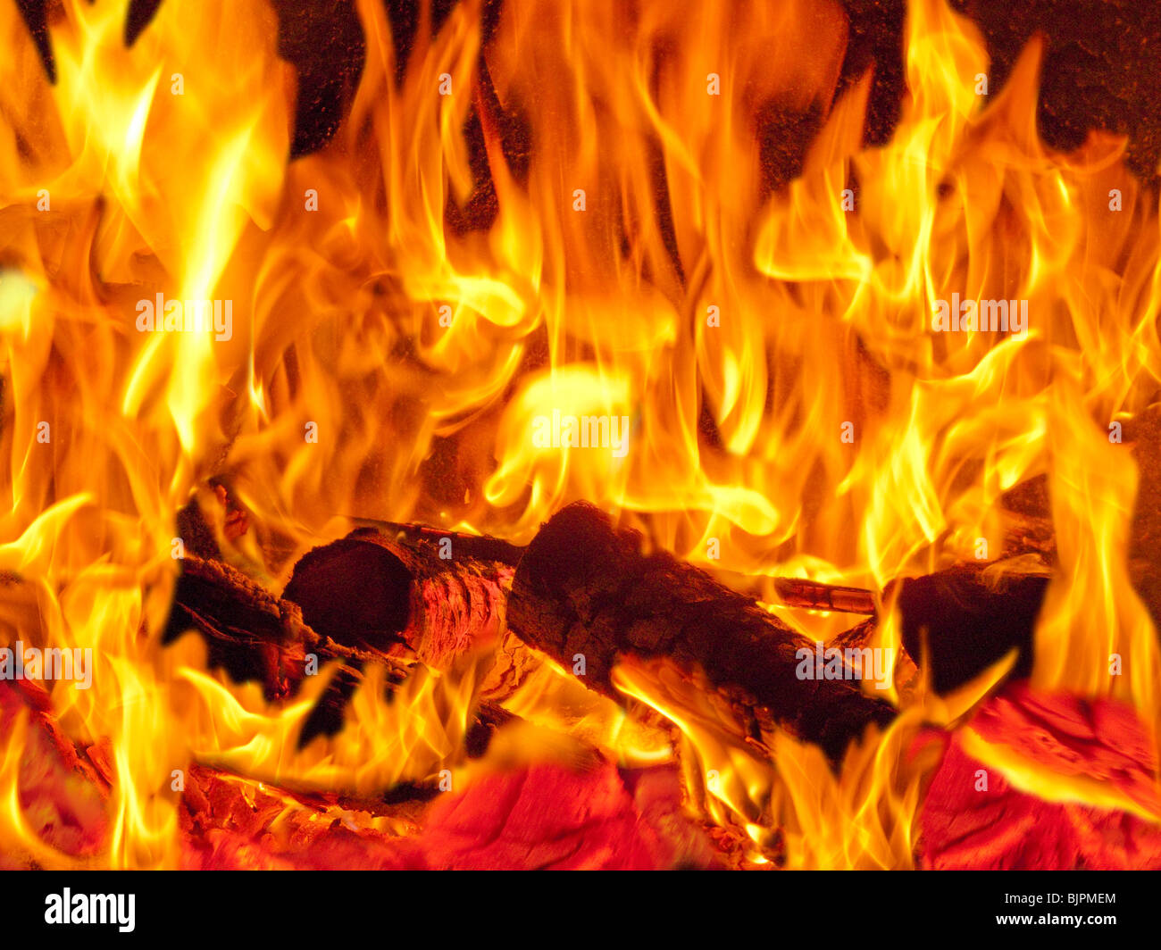 Einem lodernden Kaminfeuer im Holzofen Ofen Stockfoto