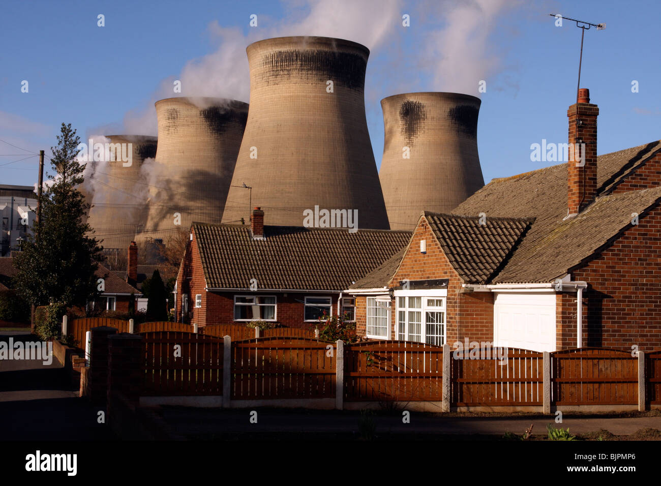 Riesige Kühlung Türmen dominiert die Skyline und befindet sich in der Nähe. Ferrybridge Kraftwerk, Ferrybridge, Yorkshire, Großbritannien Stockfoto