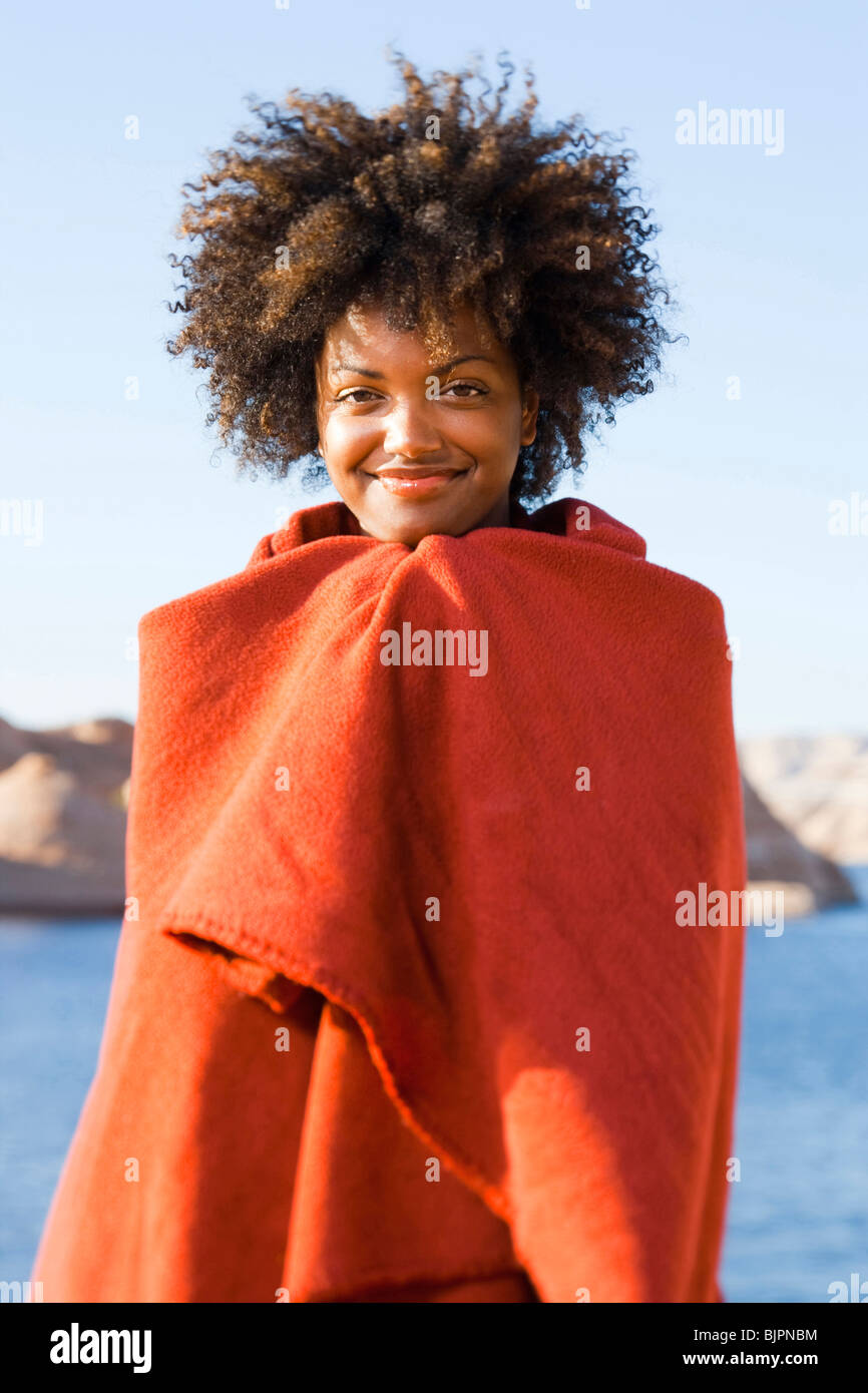 Frau mit roter Decke Stockfoto