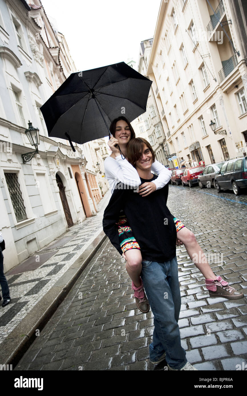 Paar mit Schirm im Regen Stockfoto