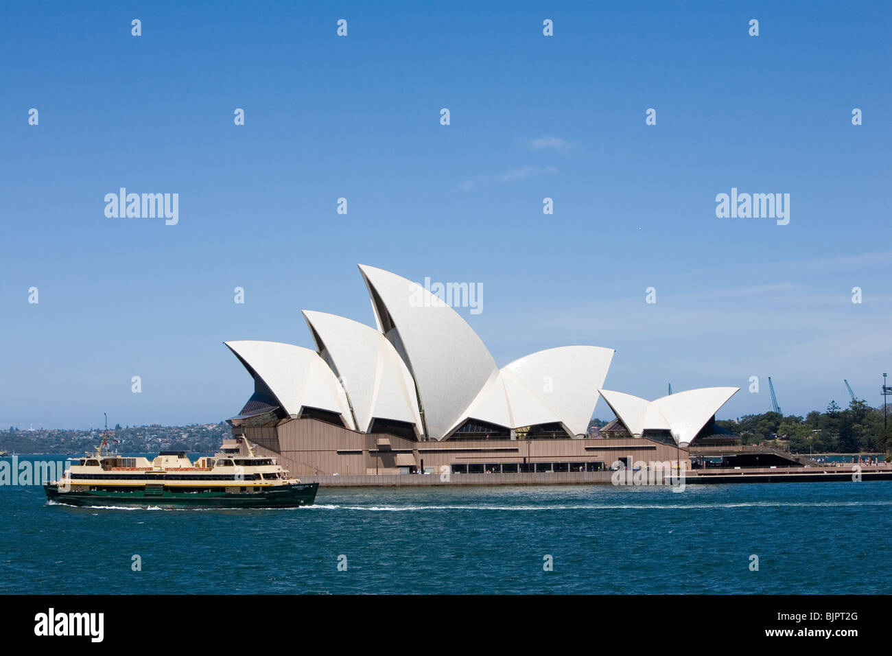 Fähre vorbei vor der Oper von Sydney in Australien an einem sonnigen Tag Stockfoto