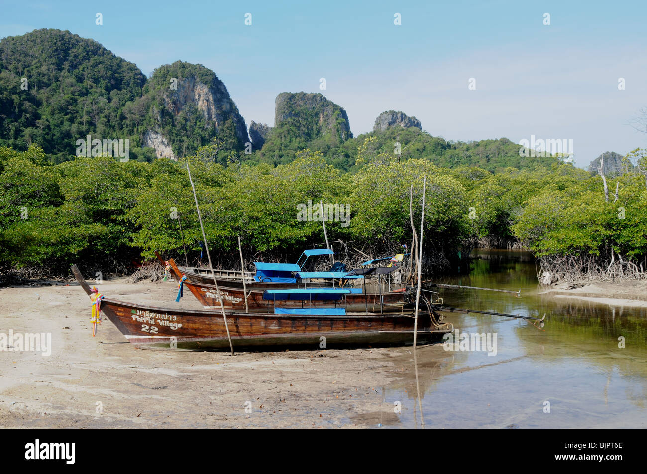 Lange tailed Boote vertäut am Wattenmeer Insel Phi Phi Thailand. Stockfoto