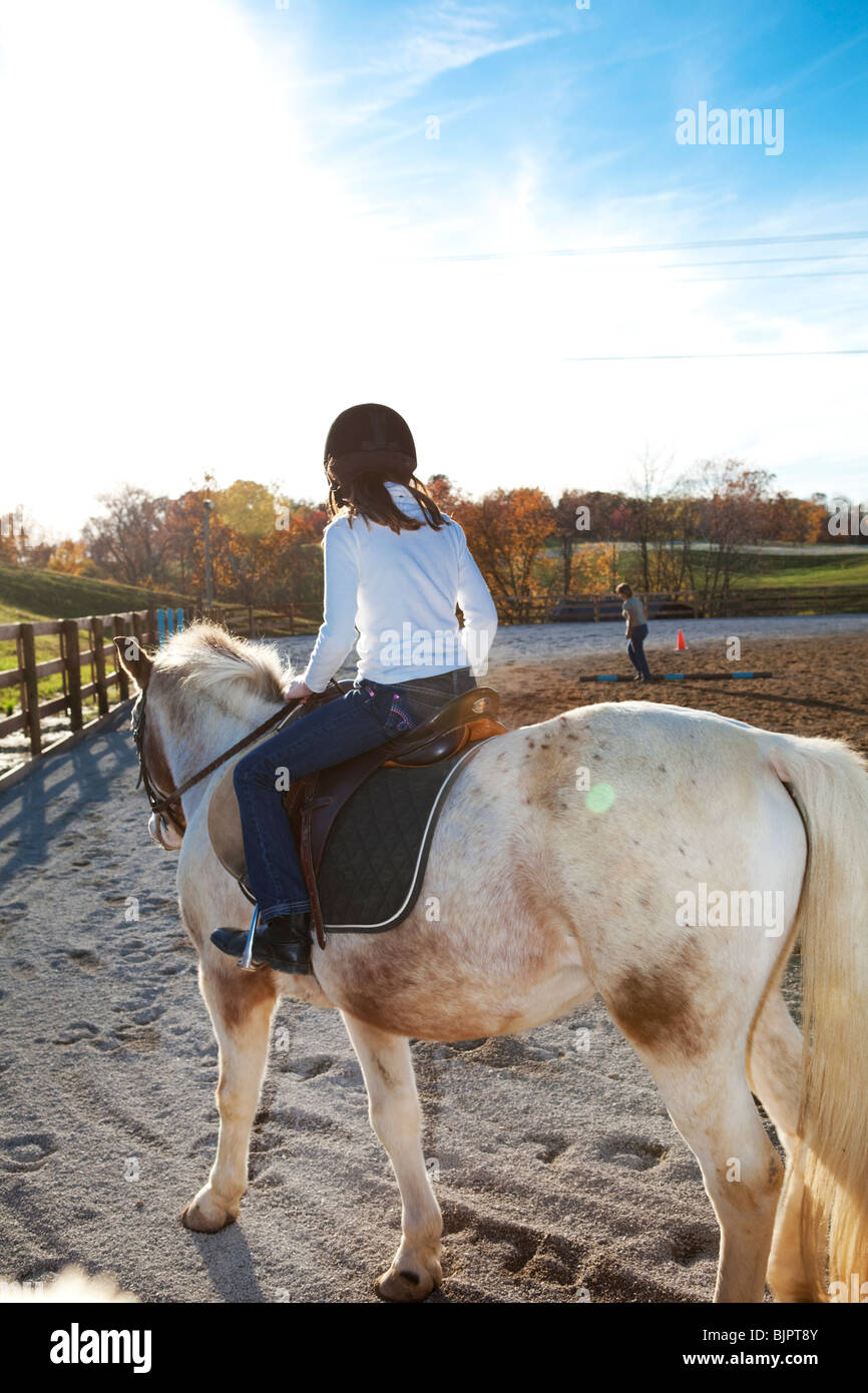 Kleines Mädchen lernen, wie man ein Pferd in einem Ring in einer Kentucky Horse Farm Reiten Stockfoto