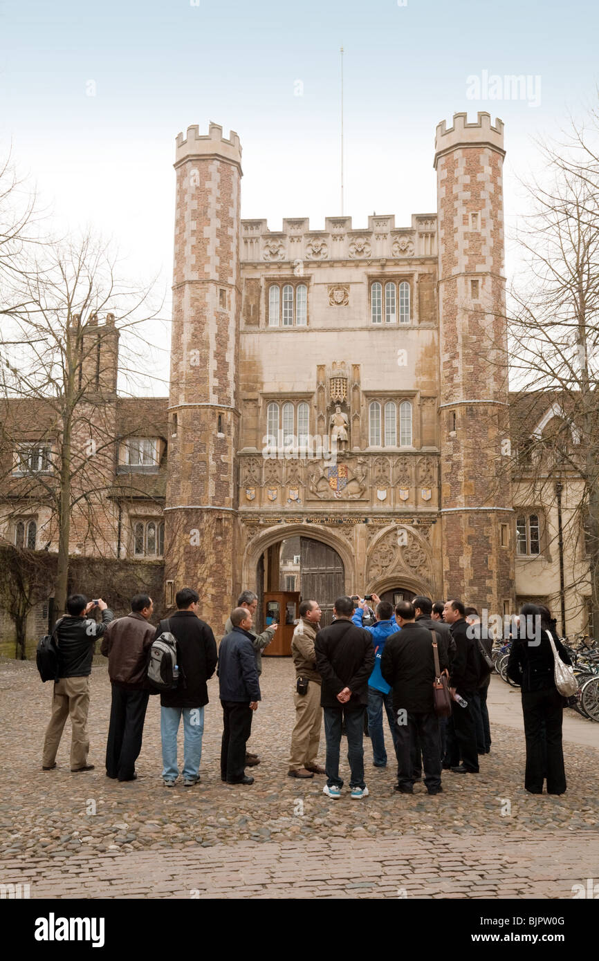 Touristen am Haupteingang Trinity College, auf Trinity Street, Cambridge University, UK Stockfoto