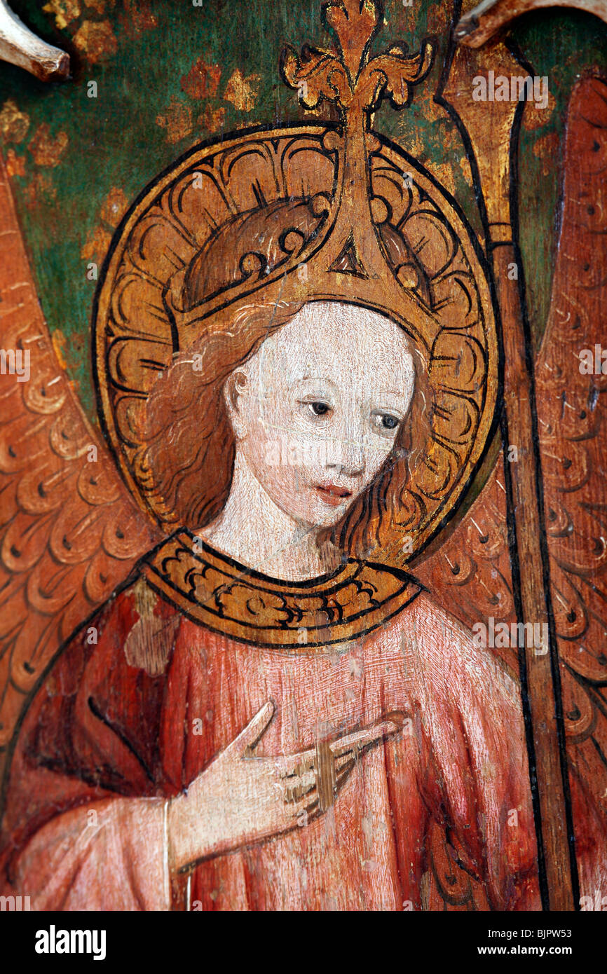 Bemalte Lettner mit einem Engel, St. Michael und alle Engel Kirche, Barton Turf, Norfolk Stockfoto