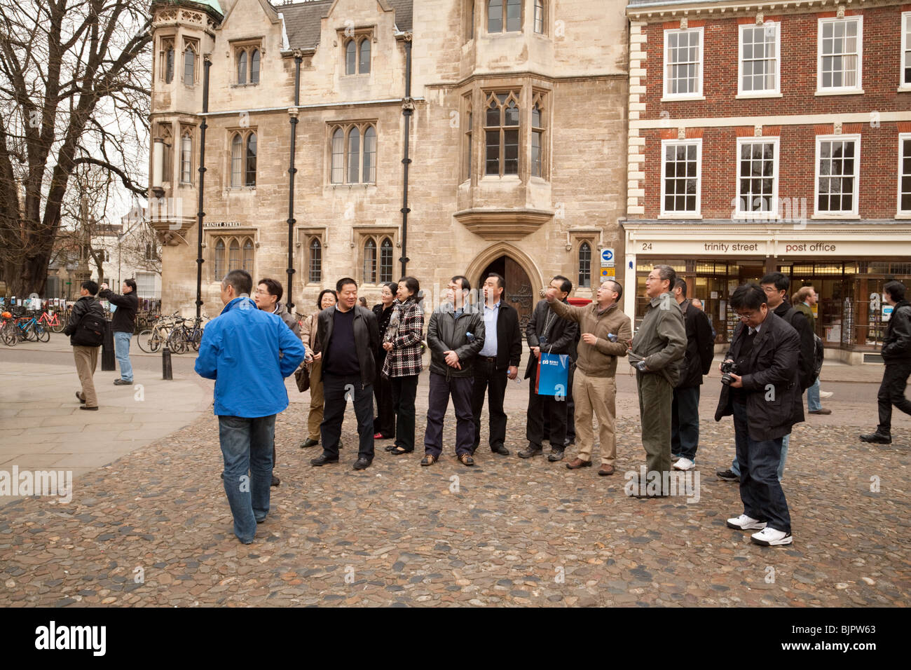 Touristen am Haupteingang Trinity College, auf Trinity Street, Cambridge University, UK Stockfoto