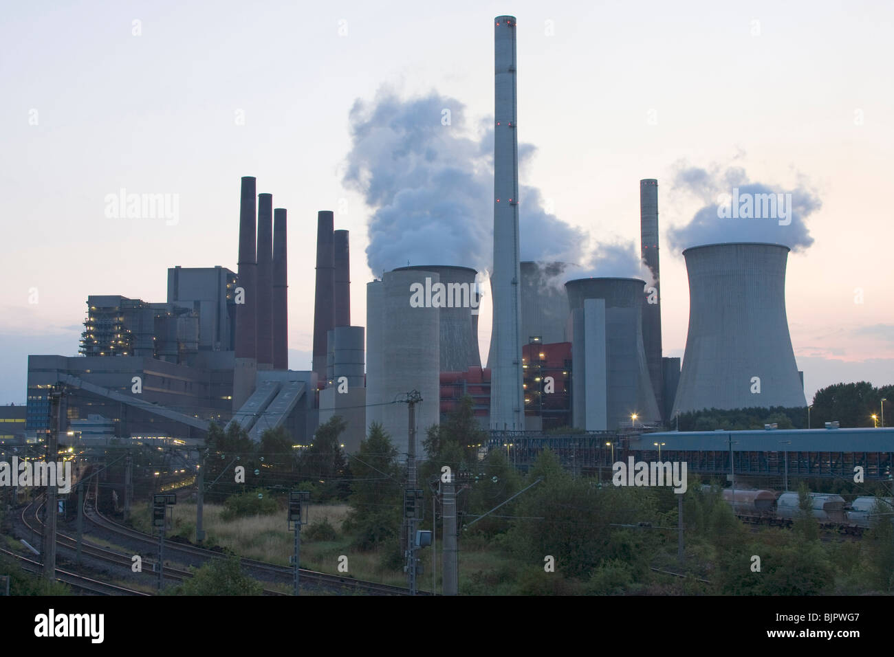 rauchigen Kraftwerk in der Dämmerung Stockfoto