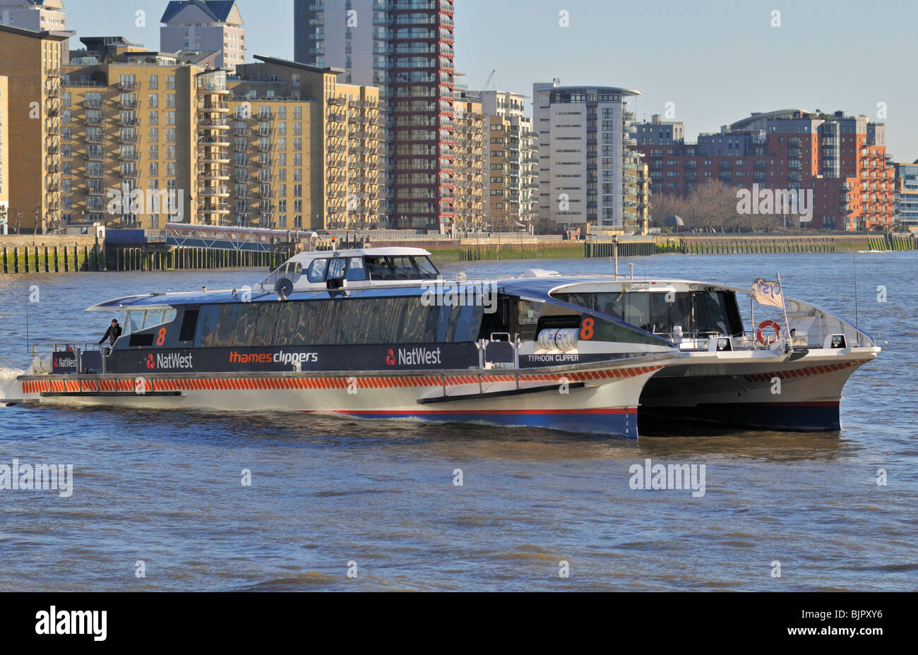 Thames Clipper Riverboat am Canary Wharf Pier Steg, London E14, Vereinigtes Königreich Stockfoto