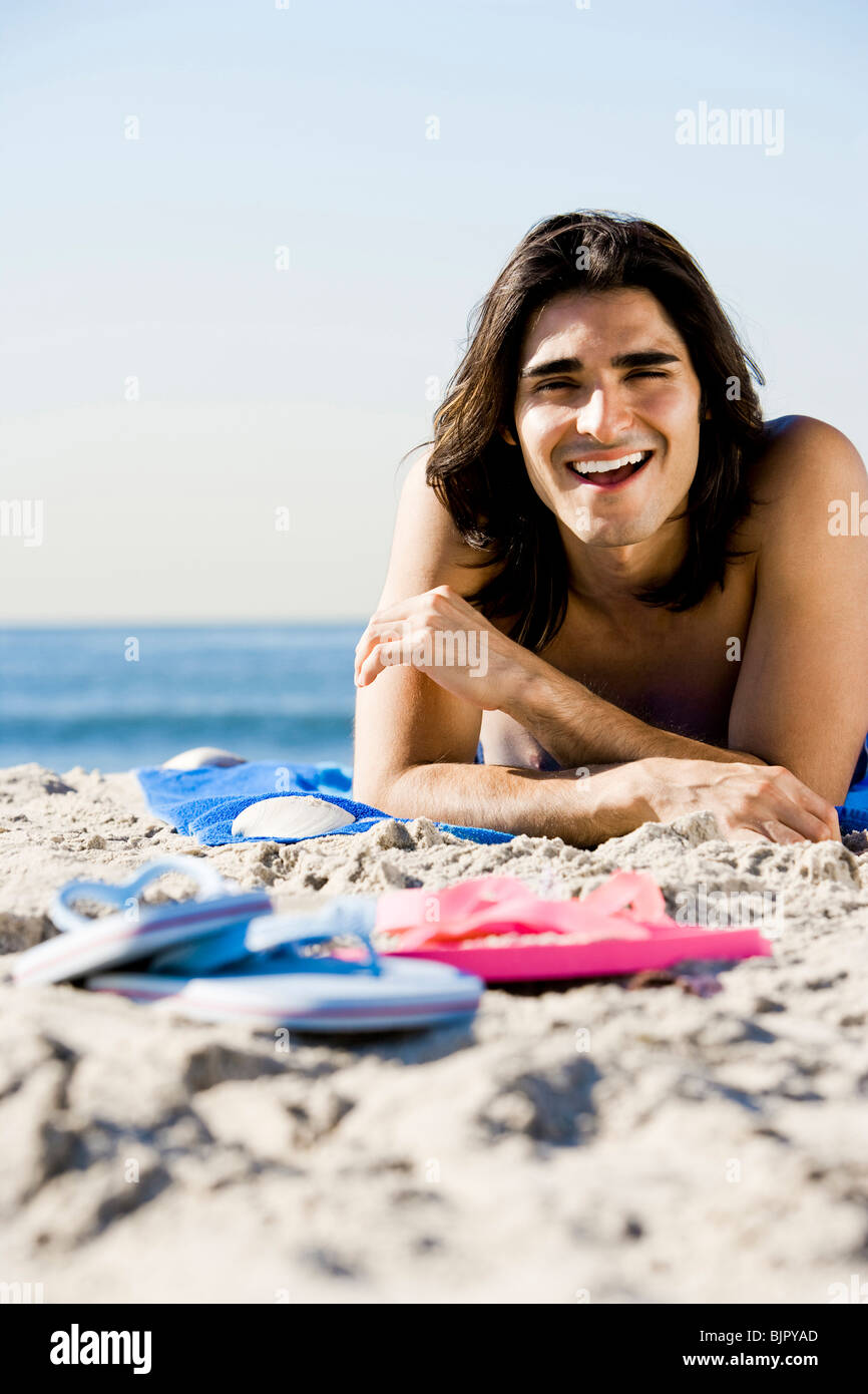 Mann am Strand liegen Stockfoto