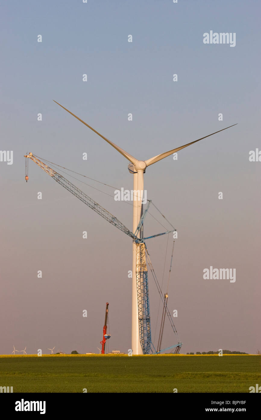 Installation von einer Windkraftanlage mit blauem Himmel Stockfoto