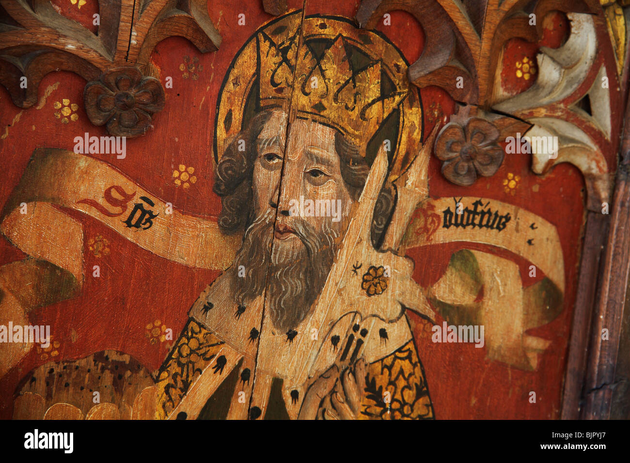 Gemalter Rood Screen, der den Heiligen Olaf, den König von Norwegen aus dem 11. Jahrhundert mit einer Kampfaxt, St. Michael and All Angels Church, Barton Turf, Norfolk zeigt Stockfoto