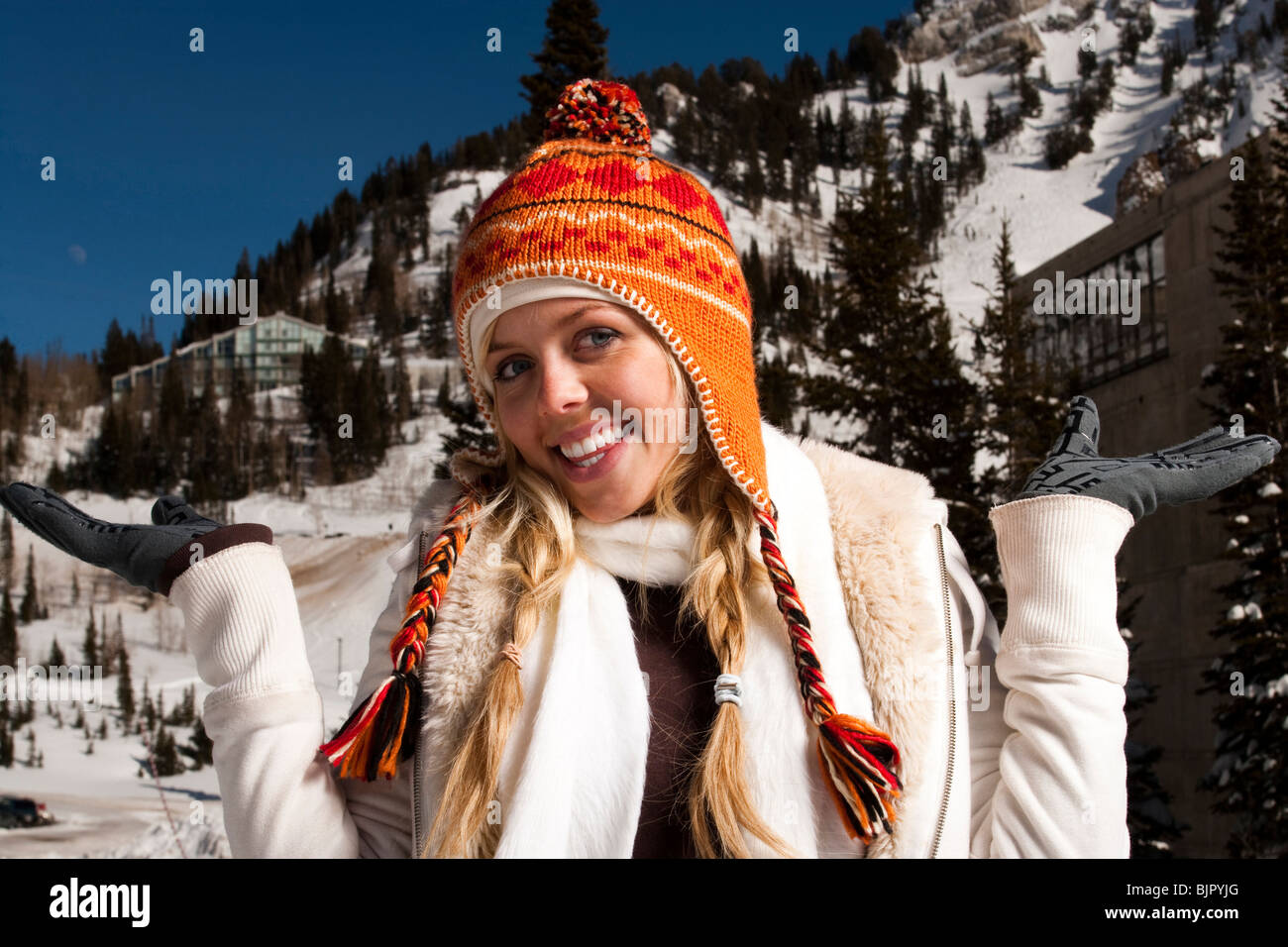 Weibliche draußen im Schnee Stockfoto