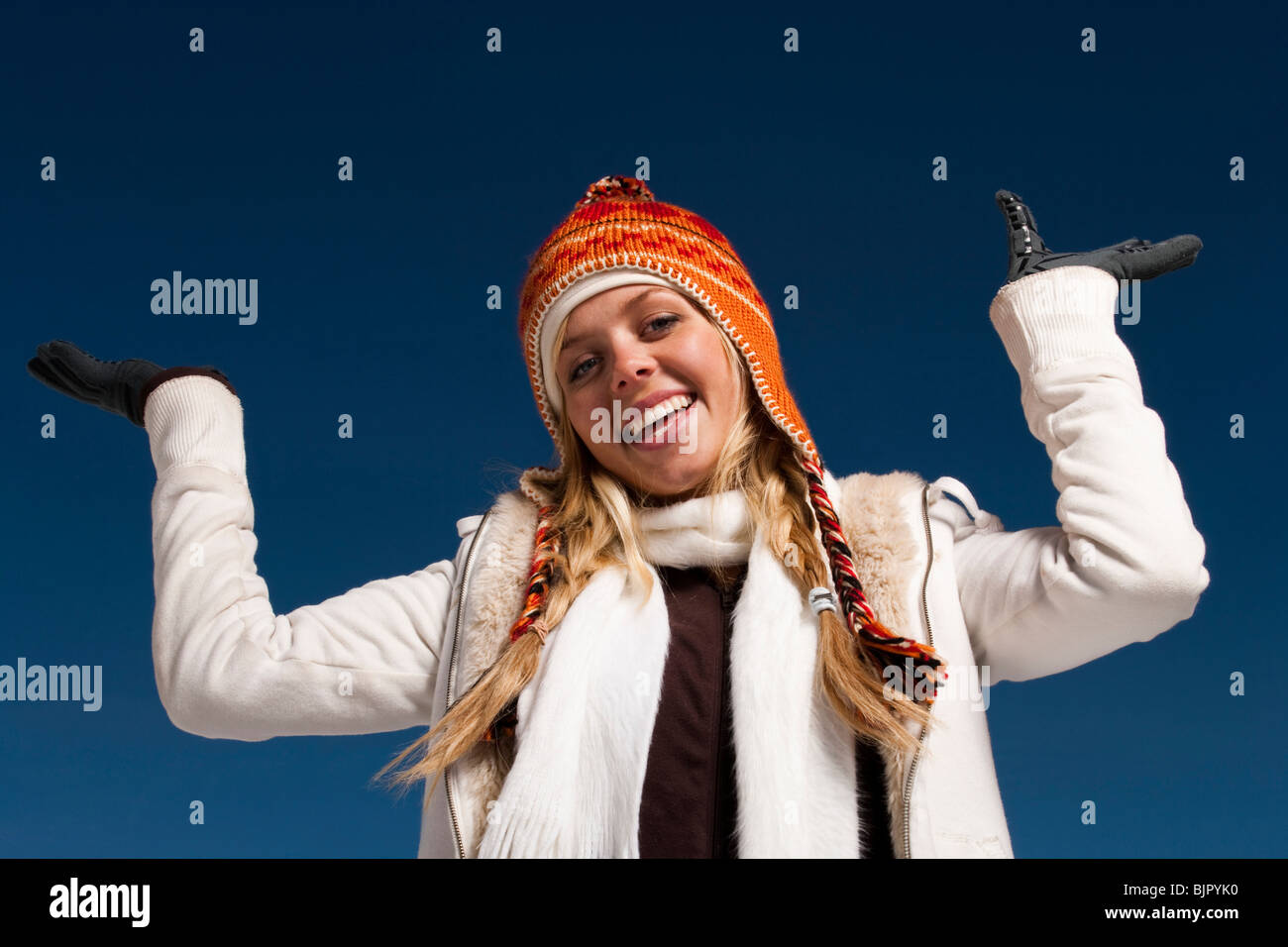 Weibliche draußen im Schnee Stockfoto