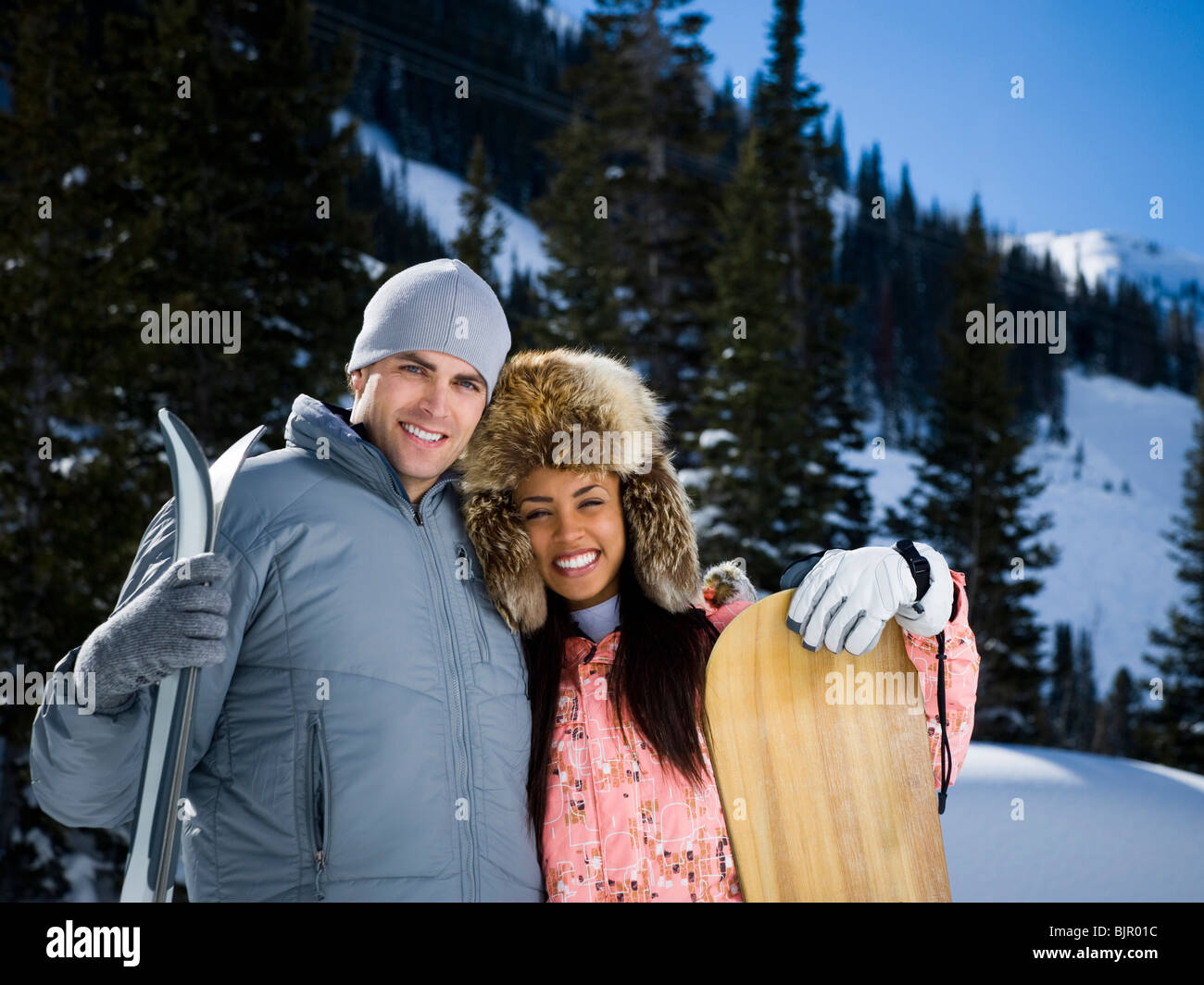 Ein paar draußen im Schnee Stockfoto