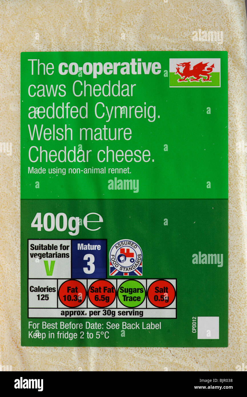 Eine Packung von Co-Operative walisische reifer Cheddar-Käse mit einer zweisprachigen Beschriftung, Wales UK Stockfoto