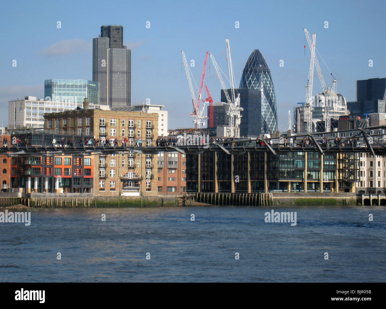 London-Blick vom Südufer der Themse, Stadt mit Gurke Natwest Tower Millennium Fußgängerbrücke Stockfoto