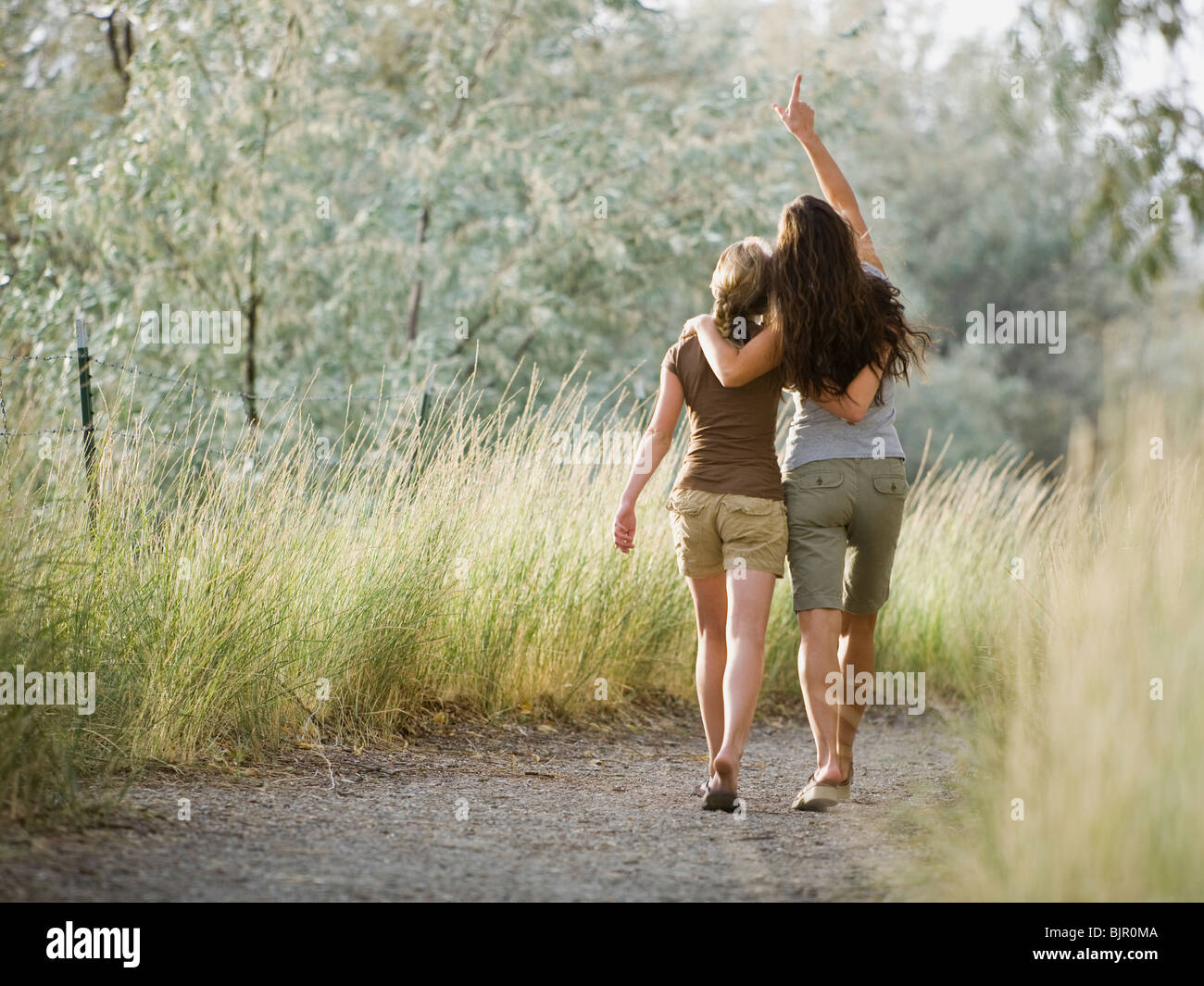 Zwei Frauen auf einem Spaziergang durch die Natur. Stockfoto