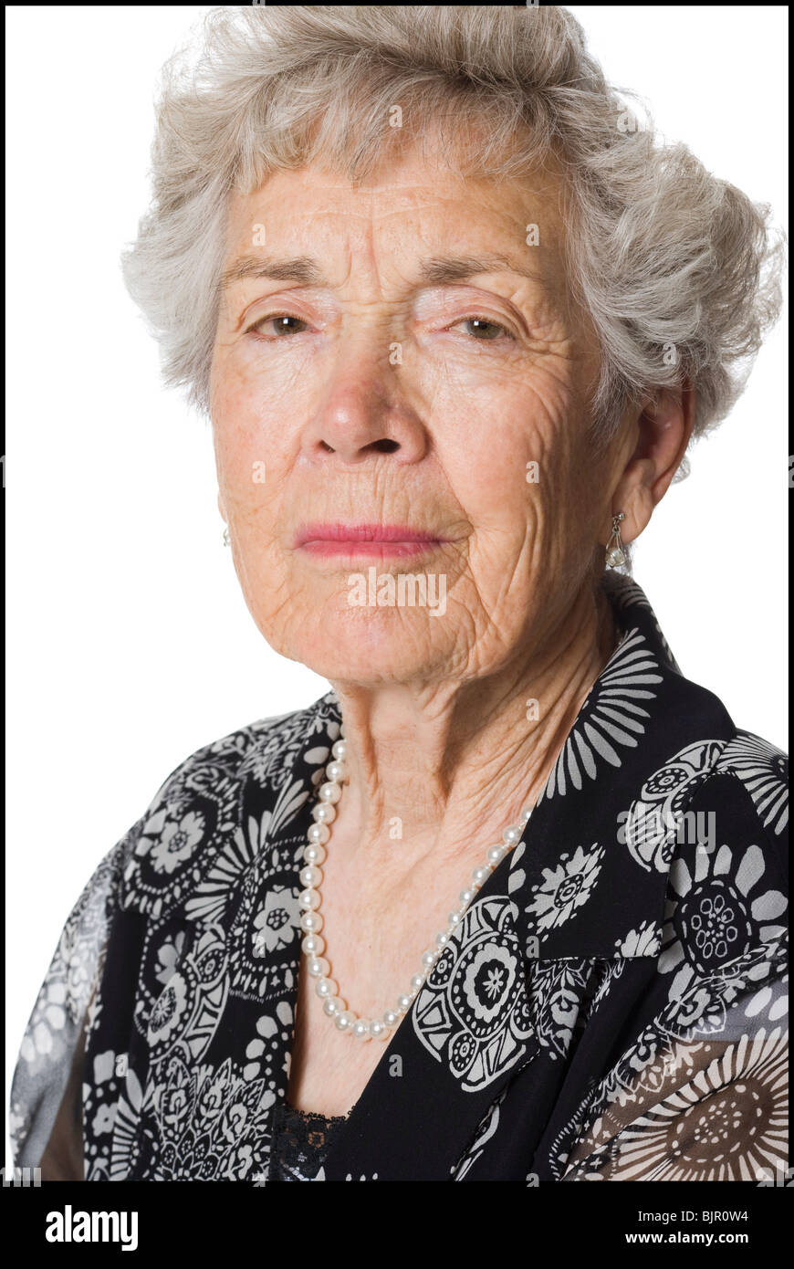Ältere Frau, Blick in die Kamera. Stockfoto