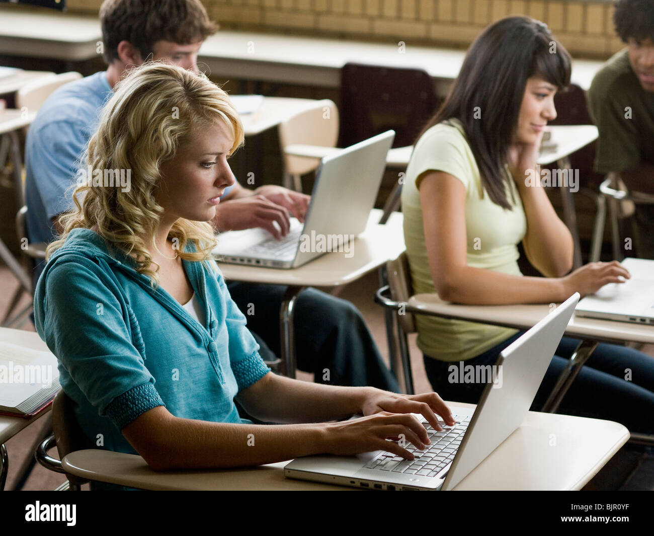 Vier Studenten, die Arbeiten auf Notebook-Computern. Stockfoto