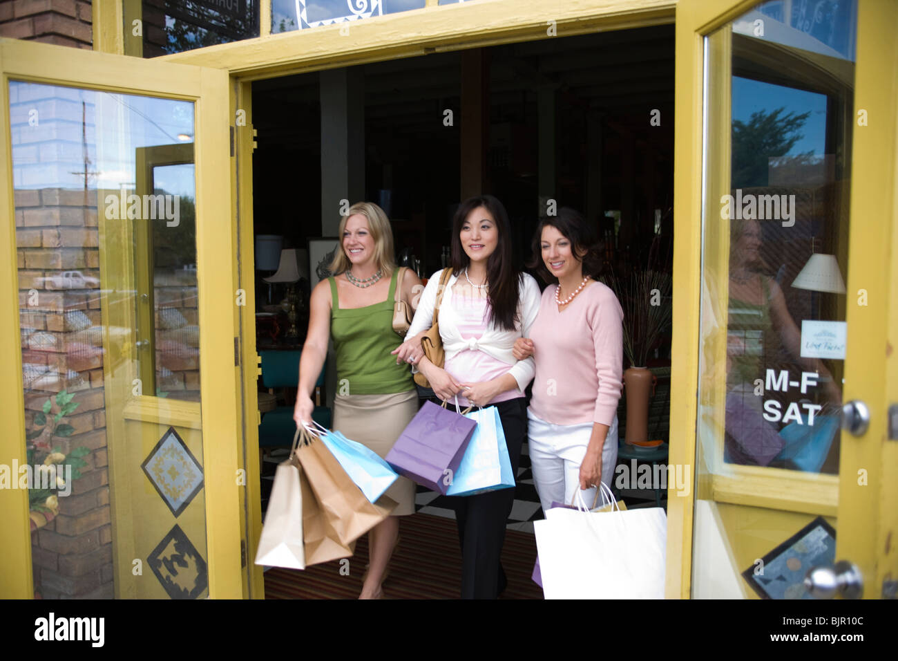 Drei Freundinnen einkaufen Stockfoto