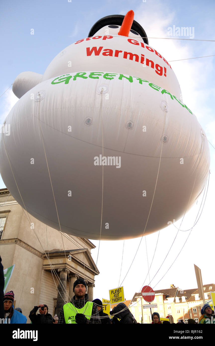 Greenpeace-Demonstranten auf dem Klimagipfel der Cop 15, aufblasbare Schneemann während Protest vor dem Regierungsgebäude in Dänemark zu halten Stockfoto