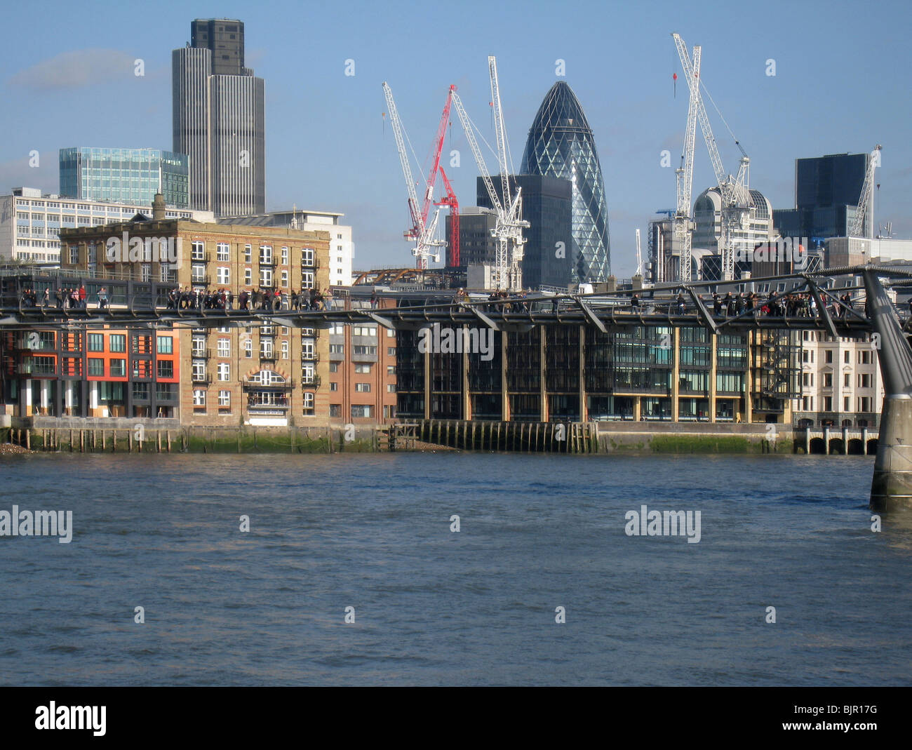 London-Blick vom Südufer der Themse, Stadt mit Gurke Natwest Tower Millennium Fußgängerbrücke Stockfoto