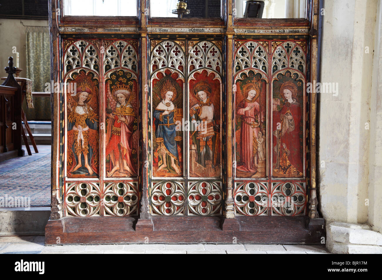 Lettner mit gemalt Heiligen und Engel Darstellung Hierarchien der Engel, St. Michael und alle Engel Kirche, Barton Turf Stockfoto