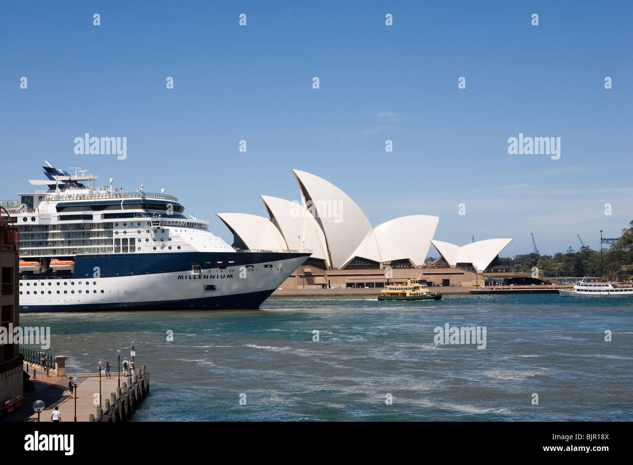 Kreuzfahrtschiff die Jahrtausendwende kommen neben Sydney Opera House Stockfoto