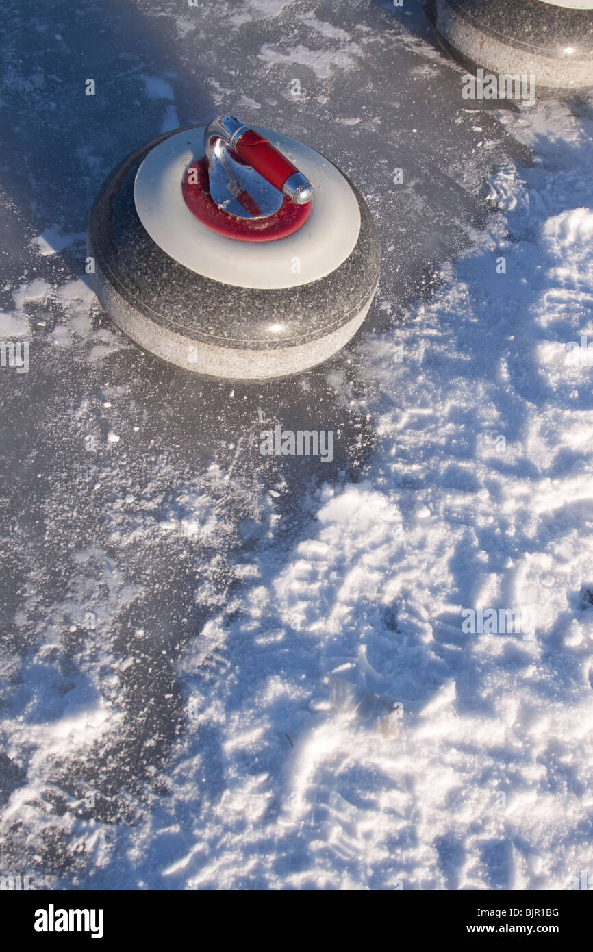 Curling-Stein auf Schnee bedeckt zugefrorenen See Stockfoto