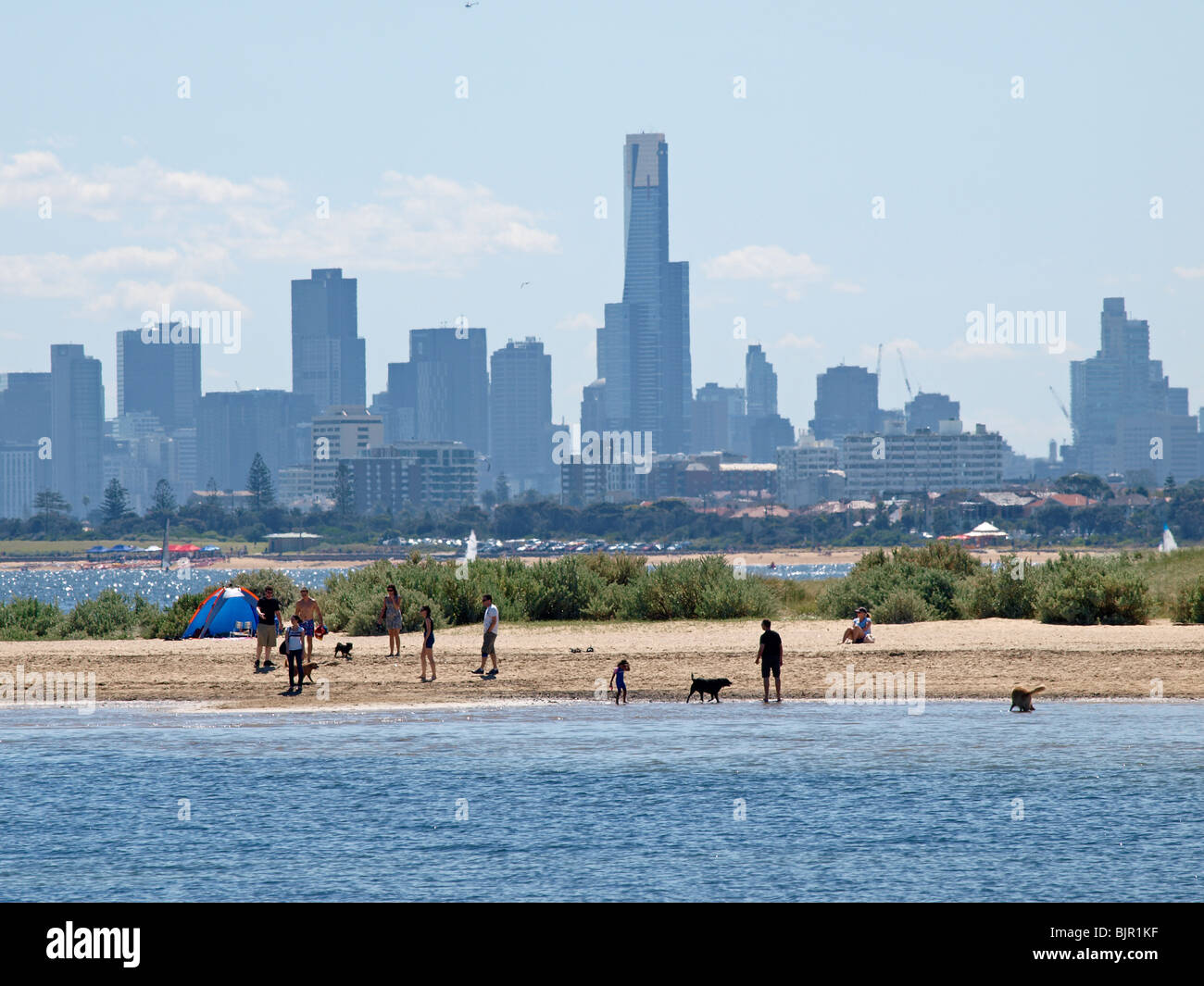 An der Küste Blick auf Port Phillip Bay und die Skyline von Melbourne am Horizont Stockfoto