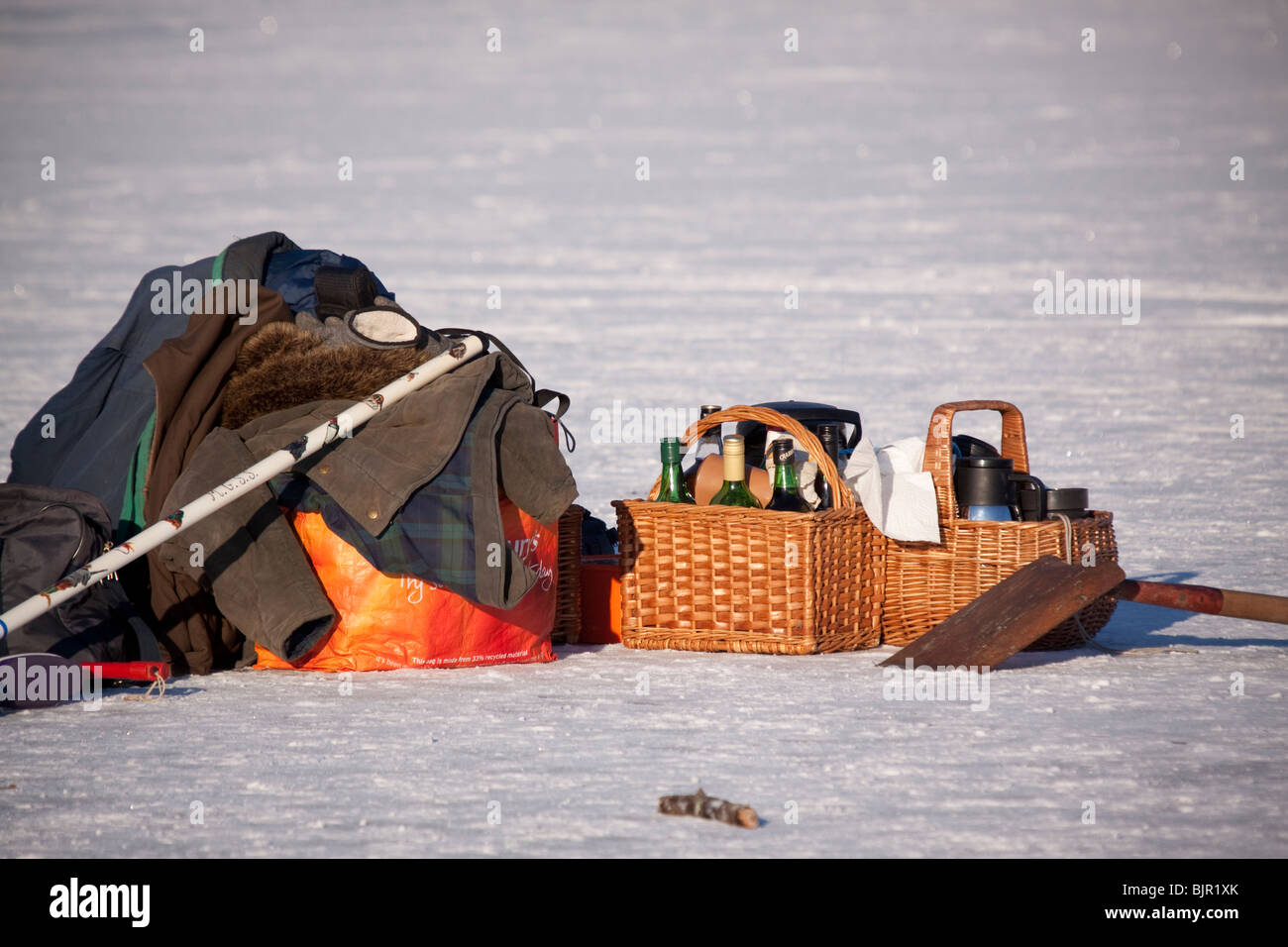Essen behindern und Curling-Stein auf Outdoor-Eisstockbahn Stockfoto