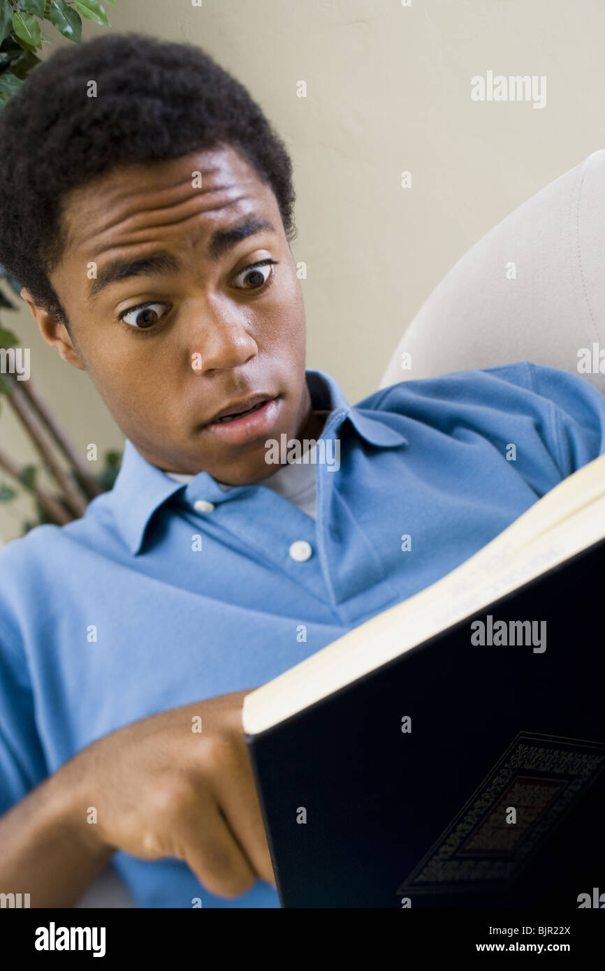 Teenager, ein Buch zu lesen Stockfoto