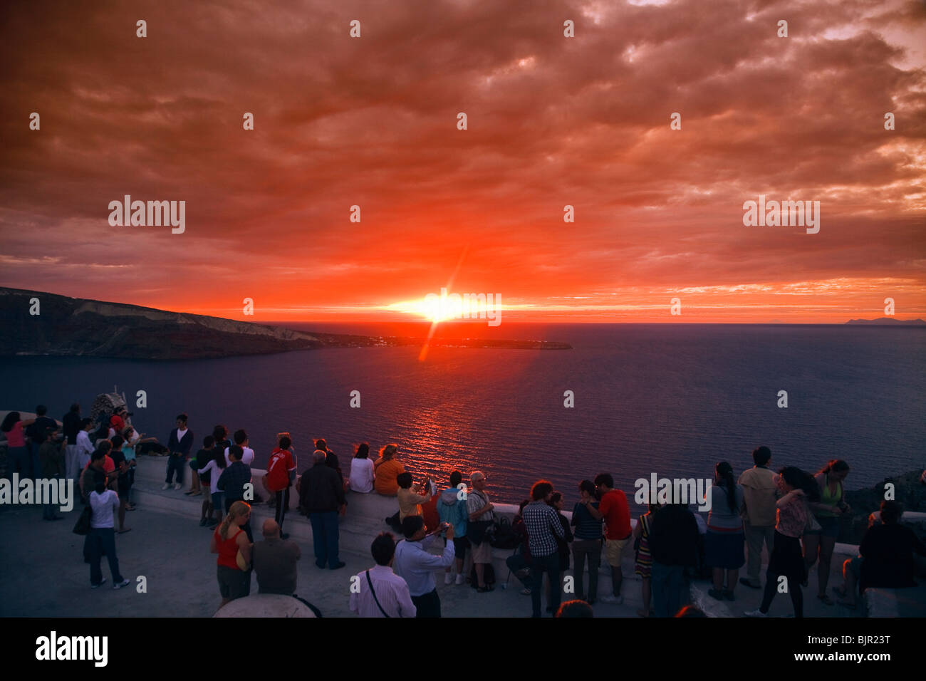 Touristischen Uhr Sonnenuntergang in Oia auf Santorin. Stockfoto