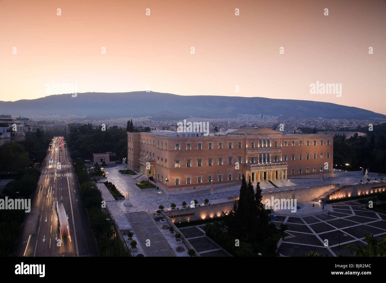 Griechische Parlament in Athen bei Sonnenaufgang. Stockfoto