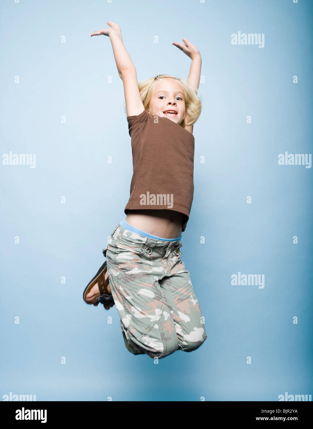 Mädchen in die Luft springen. Stockfoto