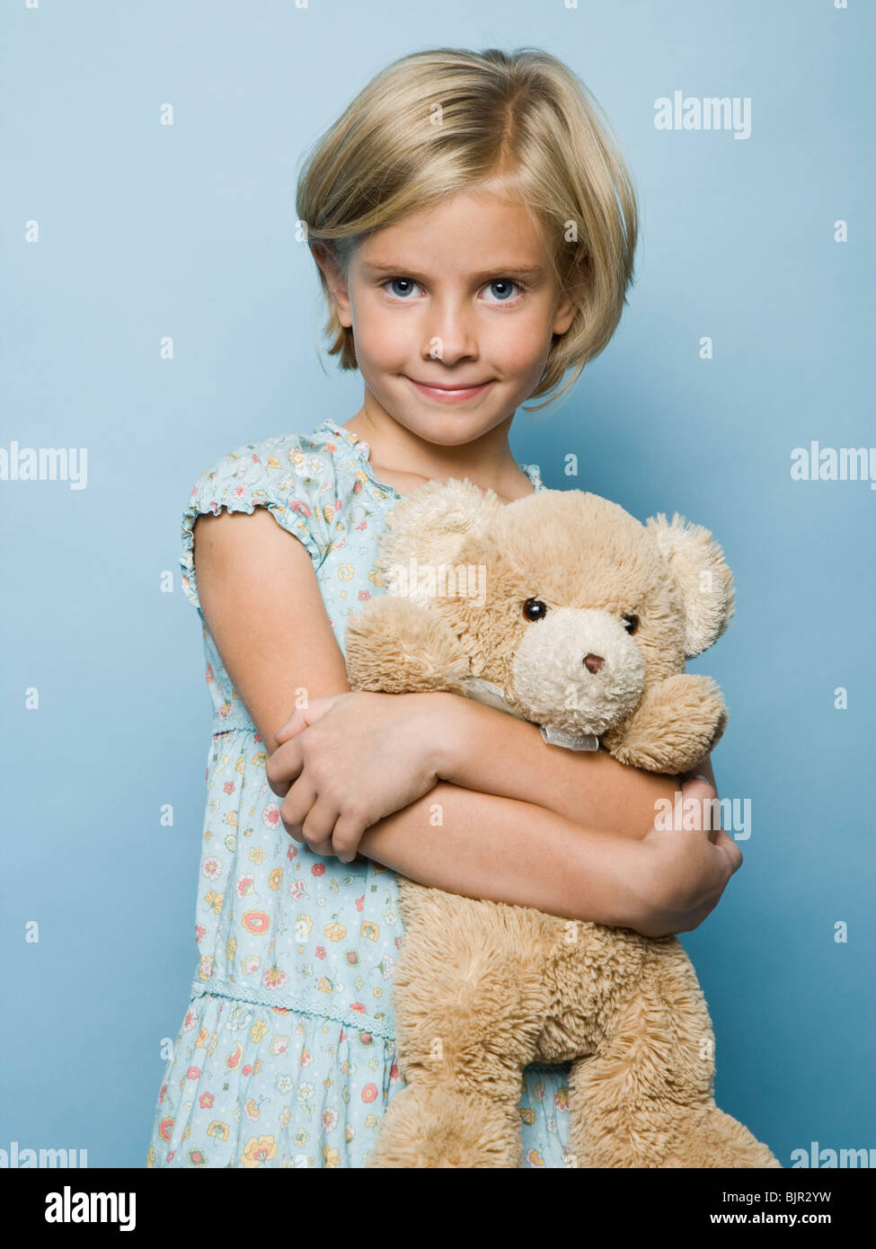 Mädchen umarmt Teddybär. Stockfoto