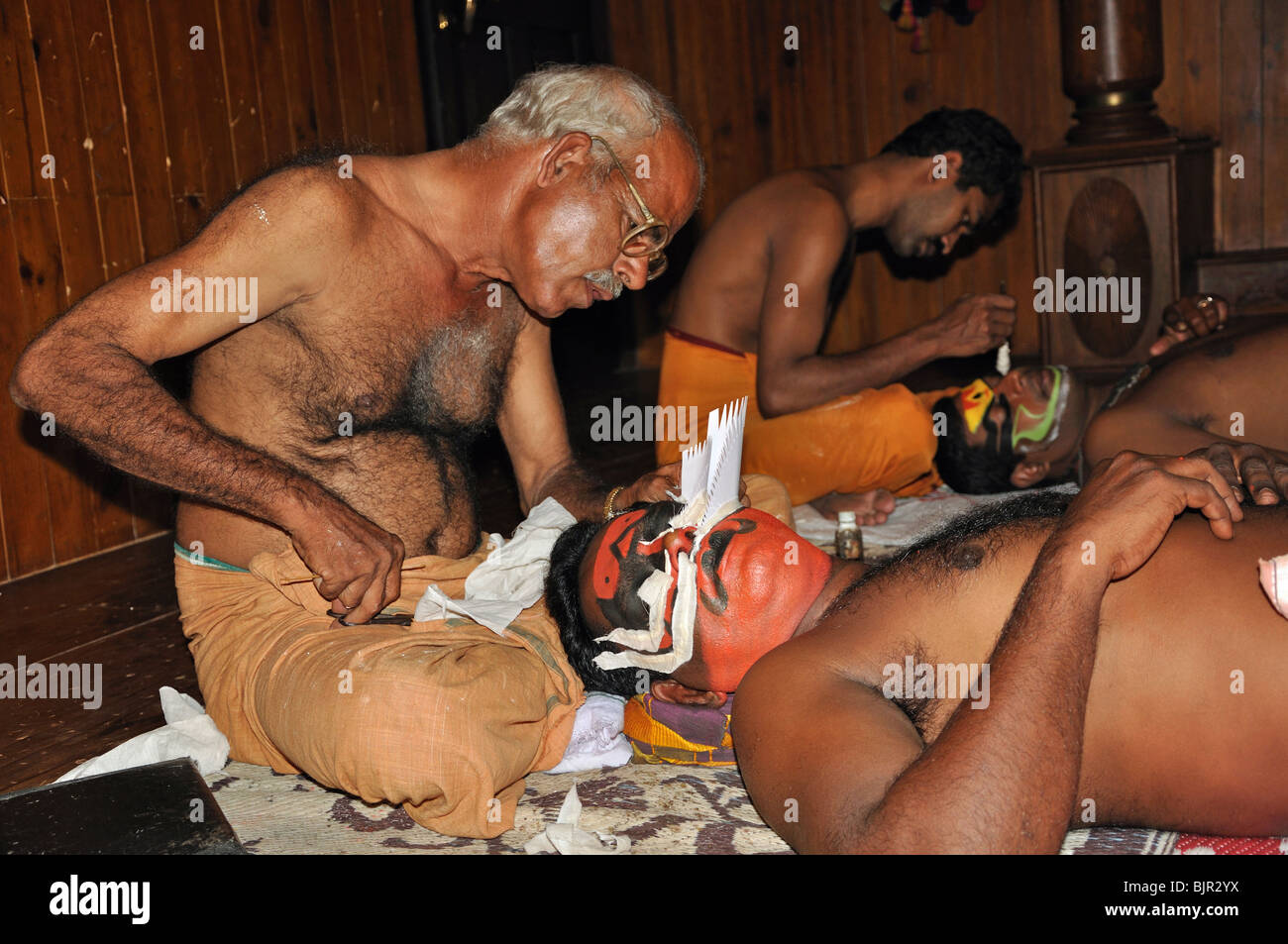 Kathakali Akteure Anwendung Make-up in Kochi, Kerala, Indien Stockfoto