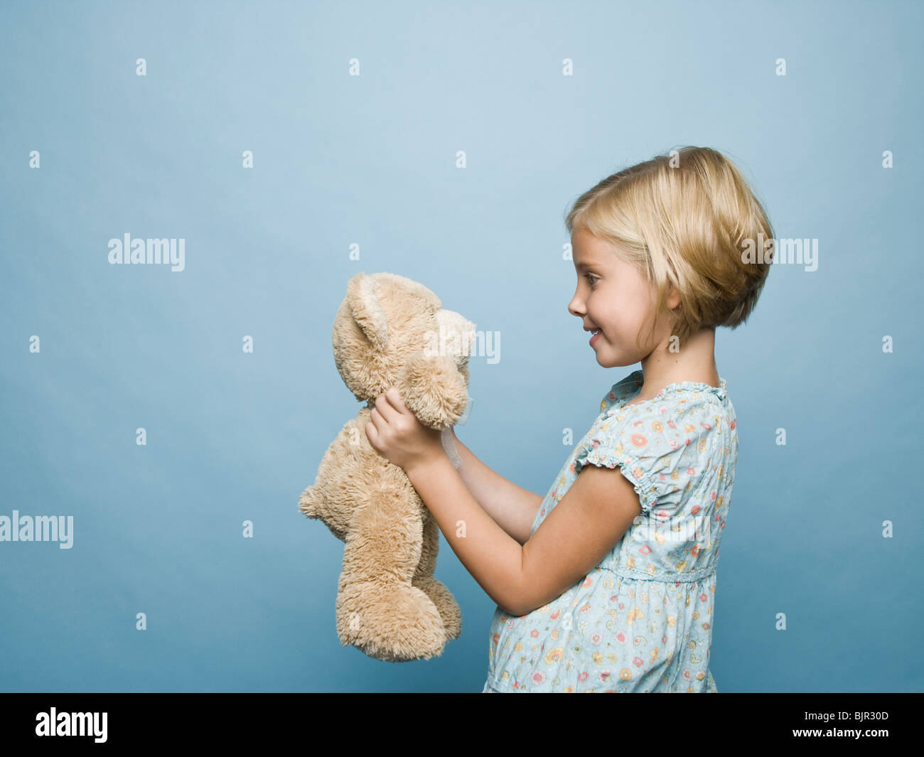 Mädchen umarmt Teddybär. Stockfoto
