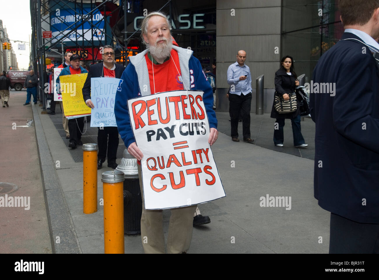 Mitglieder der Gilde Zeitung New York Protest außerhalb der Hauptsitz von Thomson Reuters am Times Square in New York Stockfoto