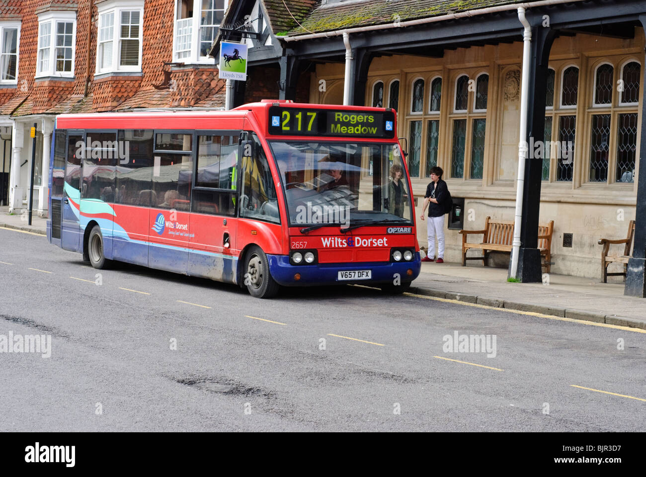 Roter Bus, Wiltshire und Dorset Busunternehmen Kommissionierung Fahrgäste an einer Bushaltestelle an der Marlborough High Street angehören. Stockfoto