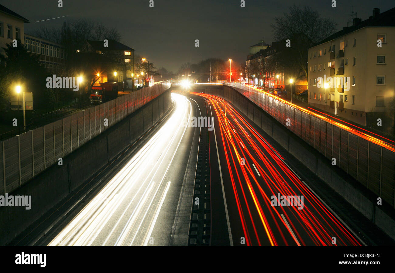 Feierabendverkehr auf der Autobahn A40, Essen, Deutschland Stockfoto