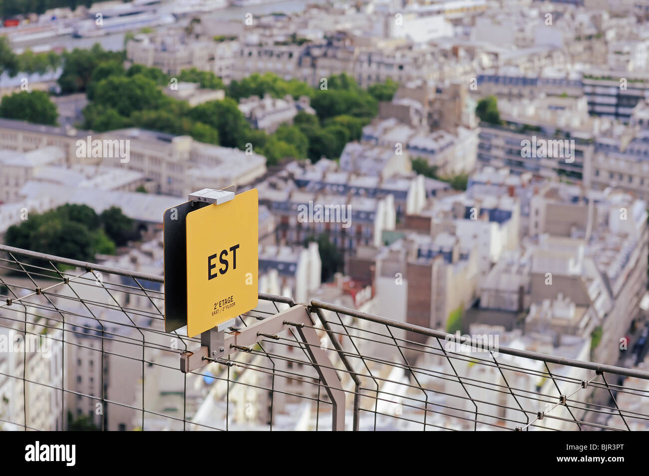 East Side Platte auf Eiffel Turm 2. Etage mit Paris historischen Gebäuden im Hintergrund Stockfoto