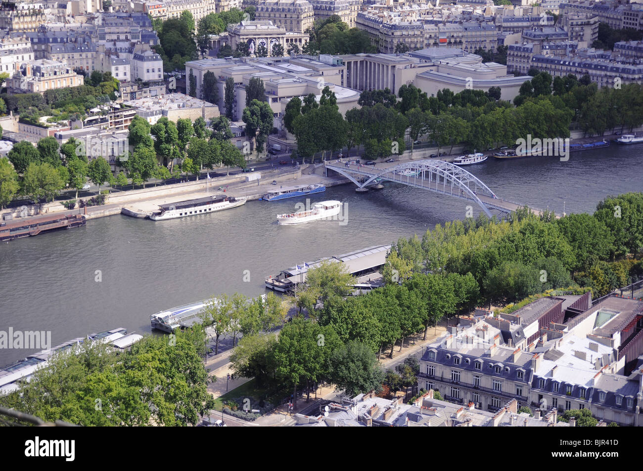 Stahlbrücke über Seineufer, Paris Stockfoto