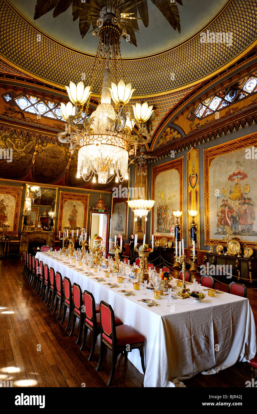 Der große Esstisch im Bankettsaal in der Royal Pavilion, Brighton, East Sussex, UK. Stockfoto