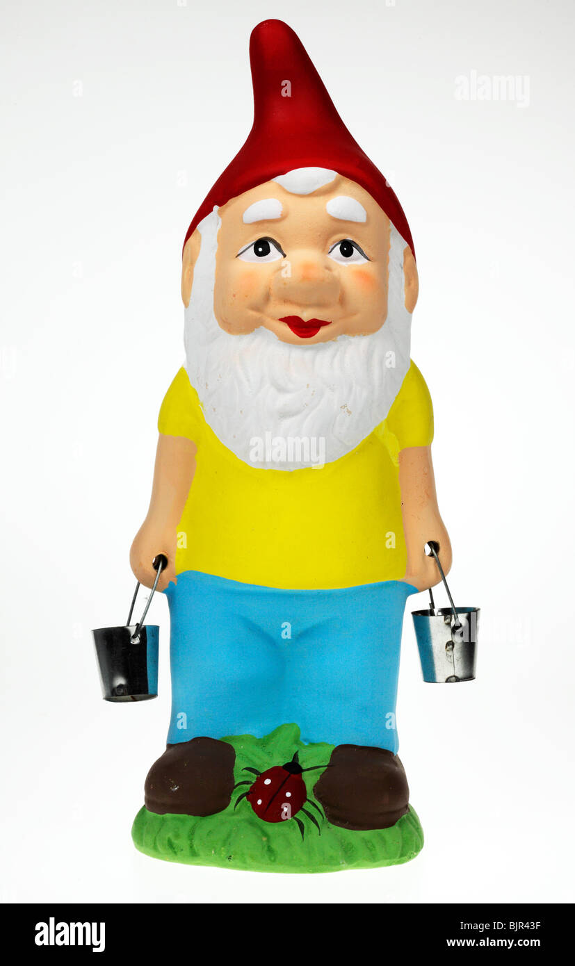 einzelne Gartenzwerg vor einem weißen Hintergrund Stockfoto