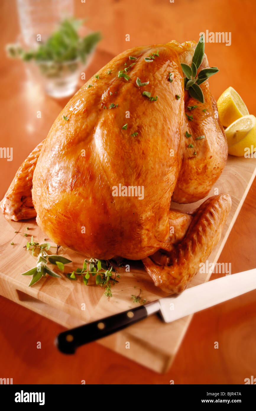 Ganze Gekochte Braten Chicke -Fotos Und -Bildmaterial In Hoher